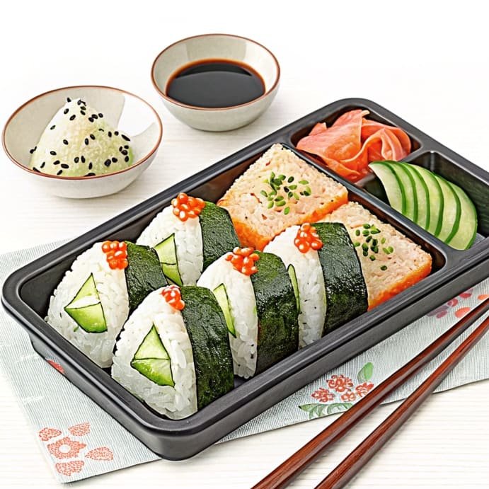 Un plat d'onigiris à emporter
